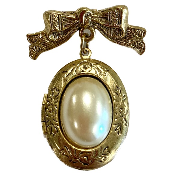3/$15 Sale! Vintage Brooch Pin With Dangling Picture Locket with Faux Pearl - Picture 1 of 7